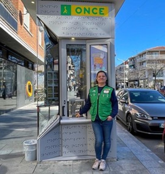 Eva Miguel, delante del kiosco de la ONCE donde ejerce su trabajo