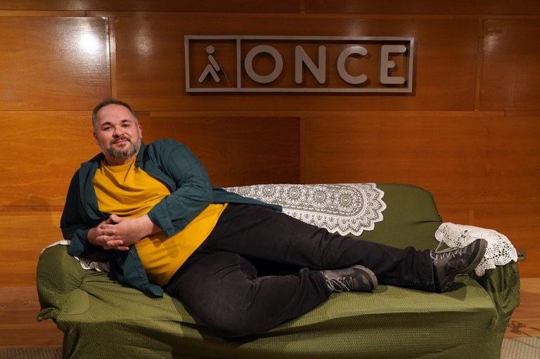 Jamp tumbado sobre un sofá en el teatro de la ONCE