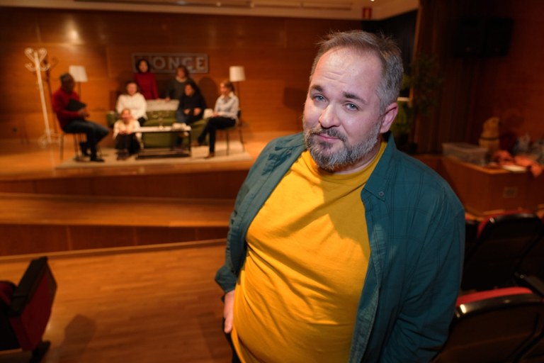 El director delante de los actores de El Malecón