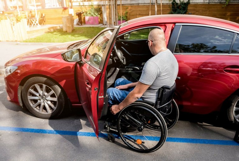 Un hombre en silla de ruedas accede a un coche adaptado