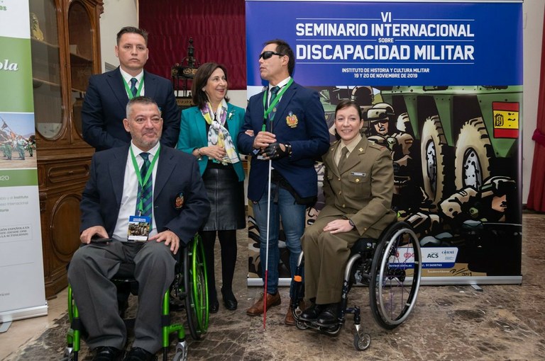La ministra de Defensa, Margarita Robles, en un acto con personal militar con discapacidad | Foto del MDE
