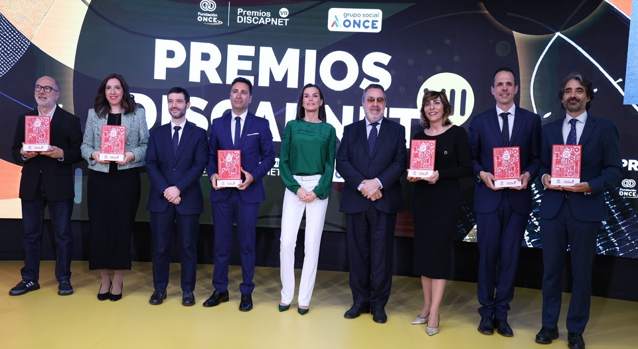 Foto de familia de la reina con los galardonados y los responsables de la Fundación ONCE y el ministro 