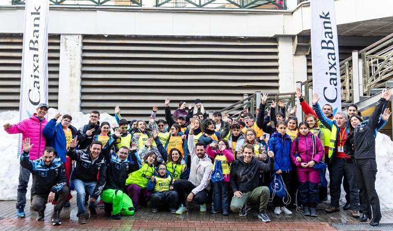 Foto de familia de todo el grupo de chavales y monitores