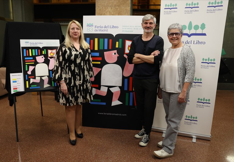 De izda a dcha Carmen Bayarri, Mikel Casal y Eva Orúe, con el cartel al fondo