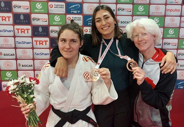 María Manzanero y Marta Arce junto a Marina Fernández, técnico de judo de la FEDC
