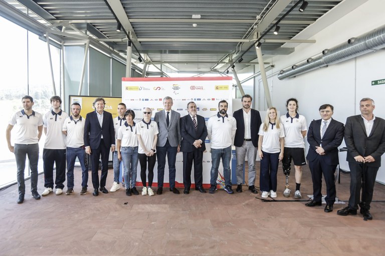 Rueda, en centro, junto al equipo en  el acto de presentación en Galicia