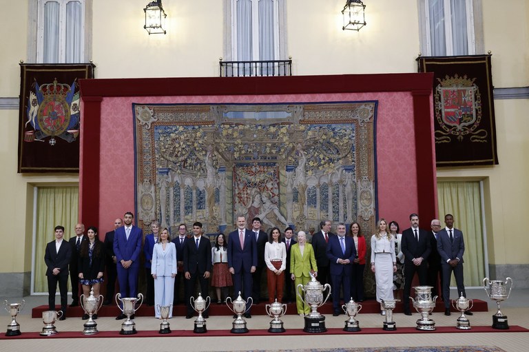 Foto de familia de los reyes con todos los premiados