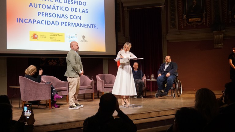 Momento de la firma de Yolanda Díaz