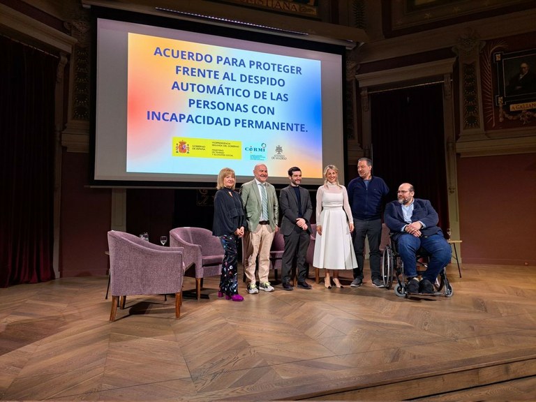 Foto de familia de los participantes en el acto junto a Yolanda Díaz, Bustinduy y Luis Cayo Pérez