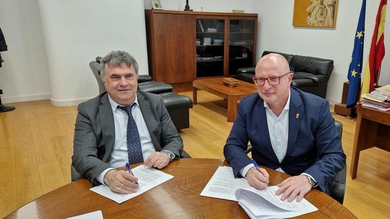 De izquierda a derecha, el delegado de ONCE en Navarra, Valentín Fortún, y el consejero de Educación, Carlos Gimeno