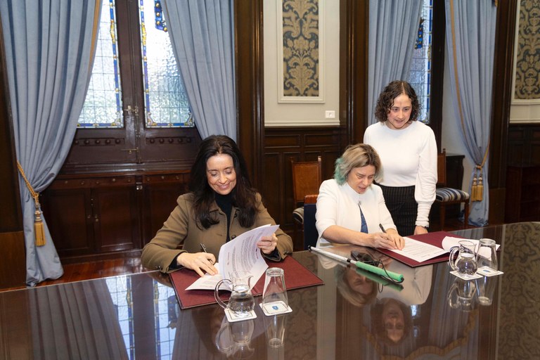 Carcedo y Neira firmando el acuerdo