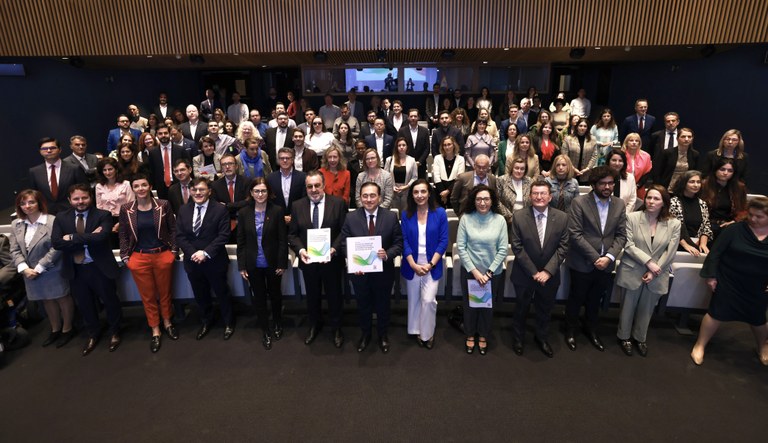 Foto de familia de todos los asistentes con Albares y Carballeda en el centro de la imagen