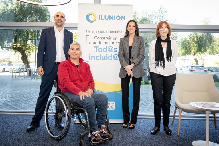 Foto de familia del acto de la firma