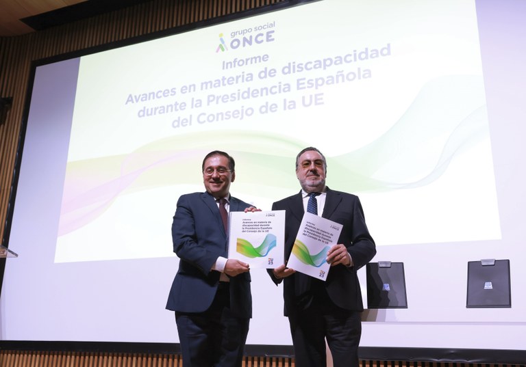 Albares y Carballeda muestran ambos ejemplares del informe