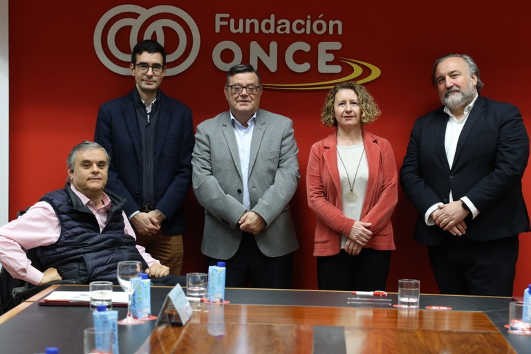 Foto de familia de los representantes de las dos entidades firmantes