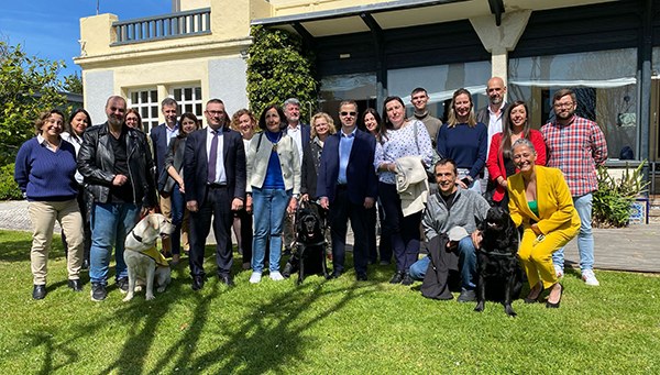 Foto de fmailia de los participantes en el desayuno