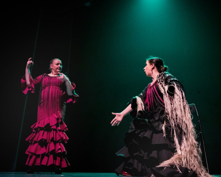 Momento de la interpretación de Granada. Teresa Laiz, a la izda. y Marta Casas, a la dcha.