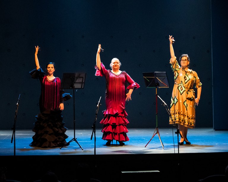 De izda a dcha: Marta Casas, Teresa Laiz y Bárbara Martín en la actuación final  del concierto