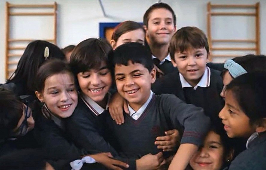 Qussay (en el centro) junto a sus compañeros de colegio