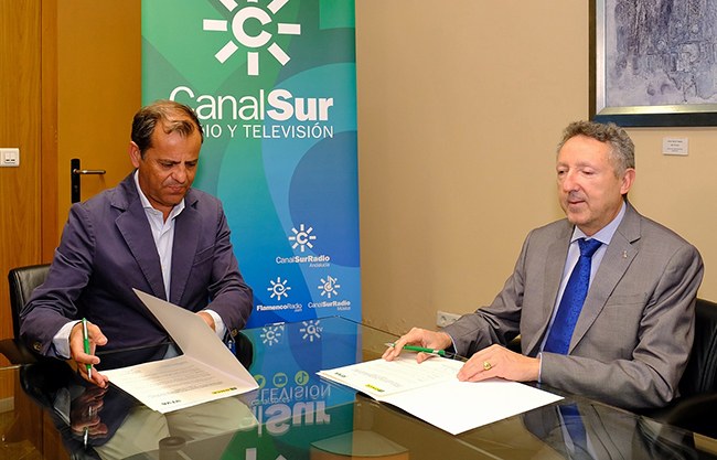 Momento de la firma del convenio entre RTVA y ONCE