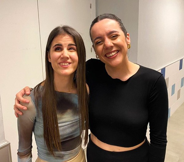 Laura y Valeria posando
