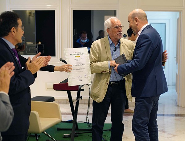 Luis Mateo en una entrega de los Premios Tiflos de Literatura