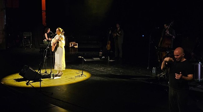 Valeria y Laura en un momento de la actuación