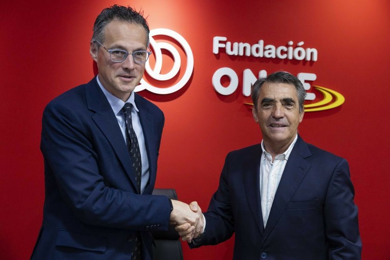 Riaño y Victorino Martín estrechan las manos tras la firma del acuerdo Foto/ Jorge Villa