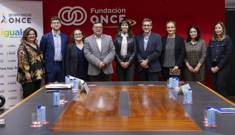 Foto de familia de responsables de ambas fundaciones