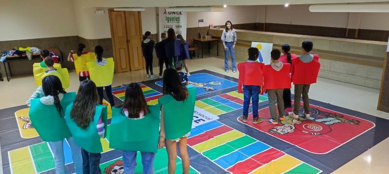 Grupo de escolares jugando al parchís del  Grupo Social ONCE