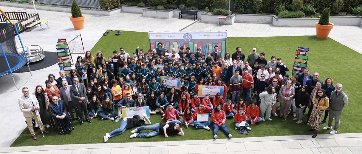 Foto de familia de todos los participantes en el acto del fallo del Concurso Escolar