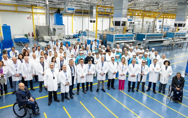 Foto de familia de la visita de Rueda a la lavandería de ILUNION en Santiago de Compostela