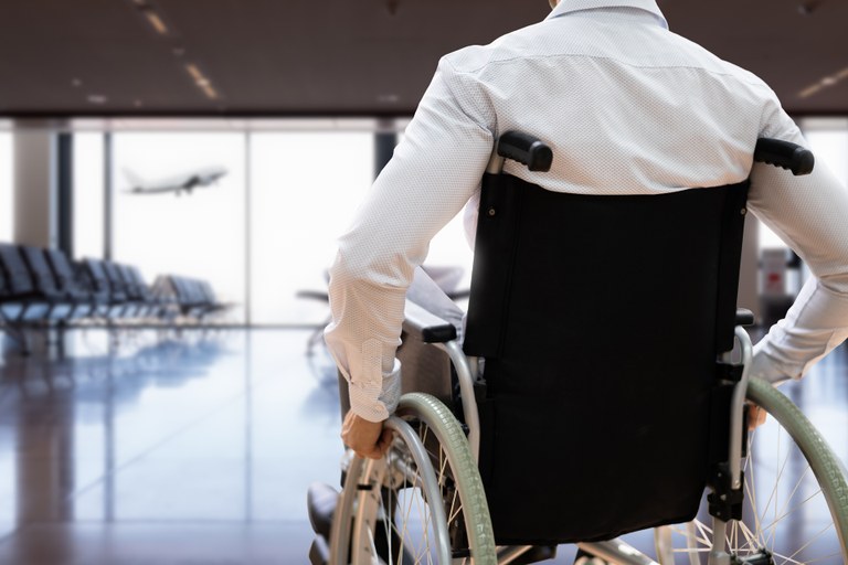 Persona con discapacidad en silla de ruedas