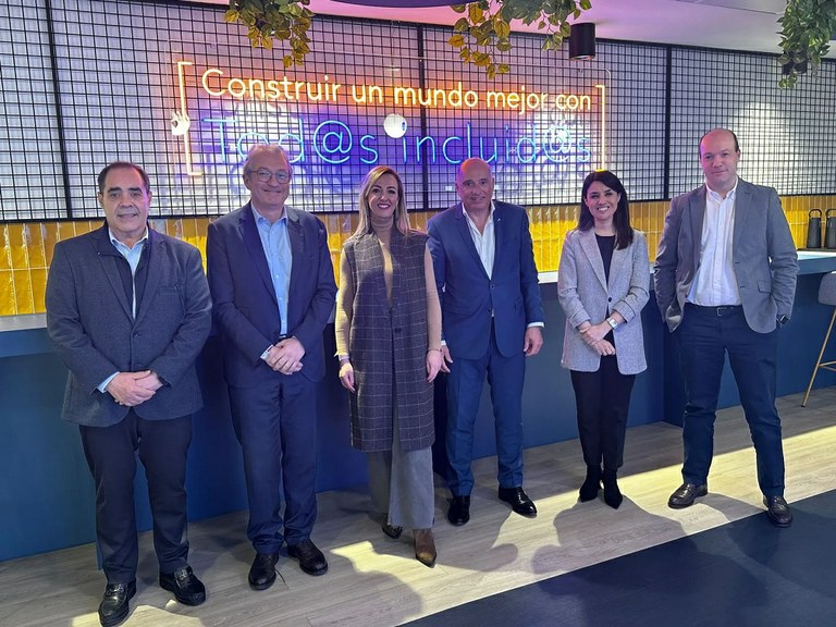 Foto de familia de Azorín y López de San Román junto a los responsables hospitalarios