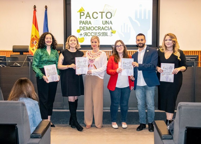 Foto de famiia de todas las entidades que han presentado el documento, con Ana Llauradó en centro (cuarta por la izda.)