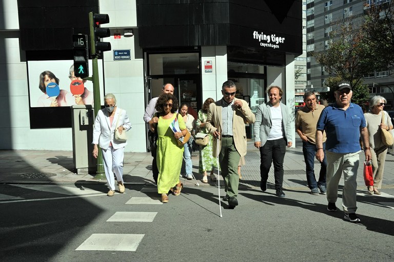 Persona ciega cruza una calle con semáforo acústico ubicado en una calle coruñesa. Foto publicada por El Ideal Gallego