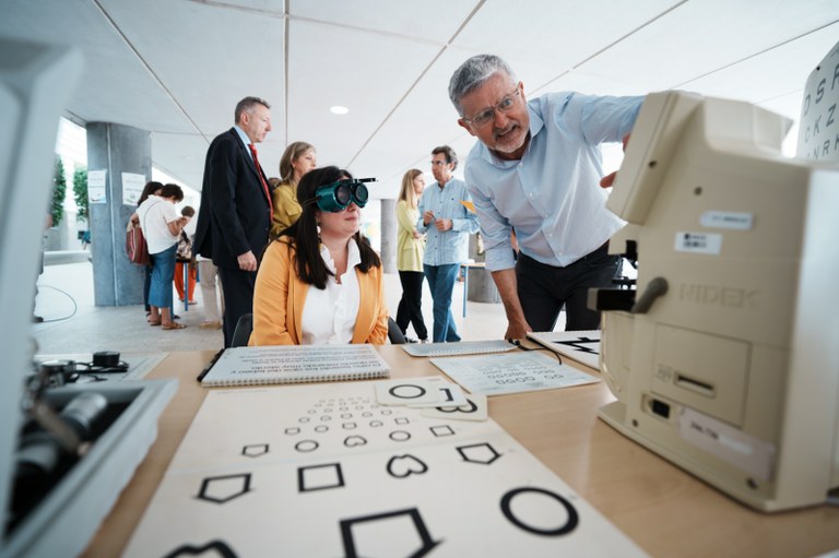 Visitante realizando el circuito en el CRE de Sevilla