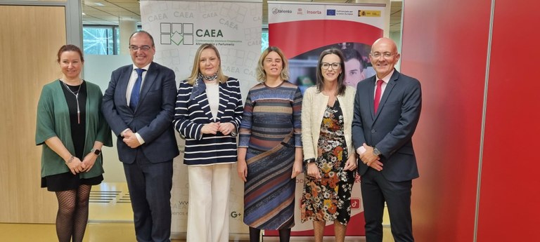 Foto de familia del acuerdo entre Inserta Empleo y CAEA 