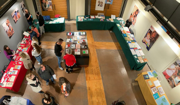 Vista cenital de la exposición de material adaptado en Asturias