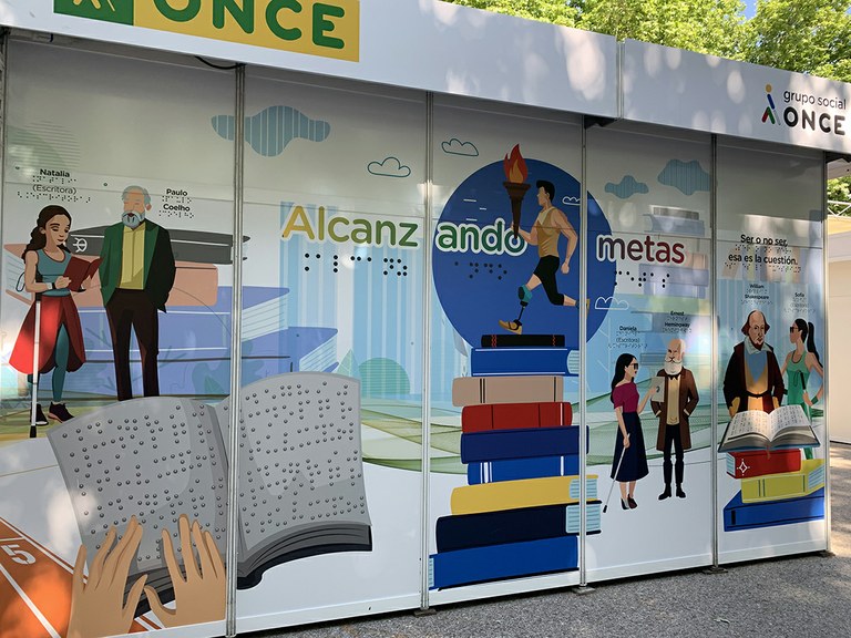 Pared de la caseta con el lema 'Alcanzando metas'