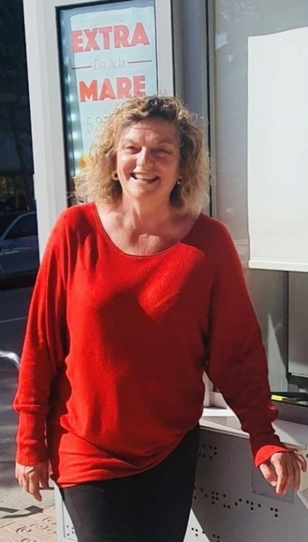 Asun López, Promotora Comercial en la DT de Cataluña delante de un kiosco de la ONCE
