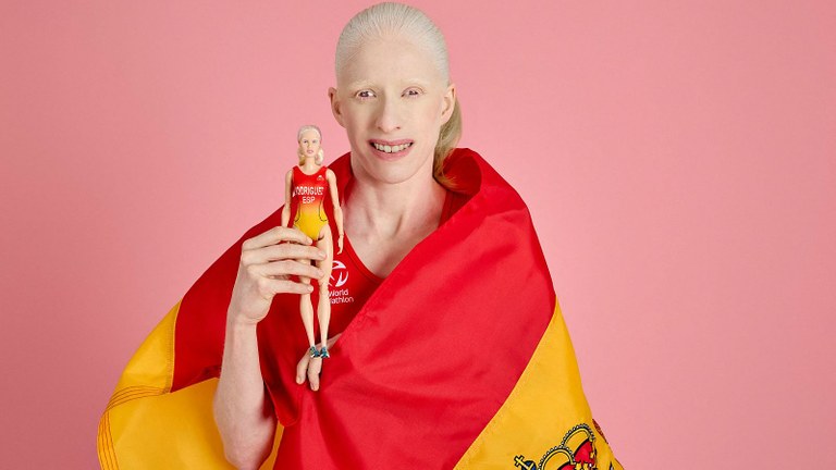 Envuelta en la bandera de España, Susana muestra su réplica en Barbie