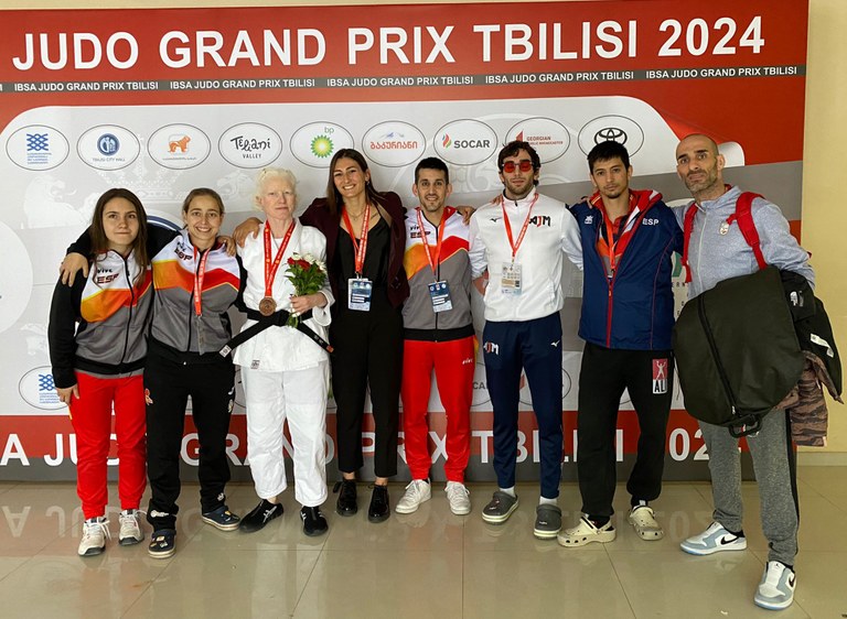 Marta Arce, segunda por la derecha, muestra su bronce