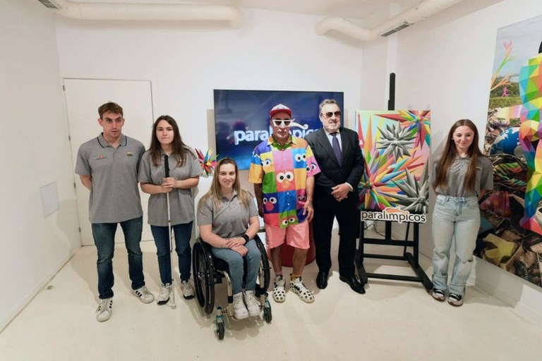 Foto de familia de los deportistas y de Carballeda con Okuda