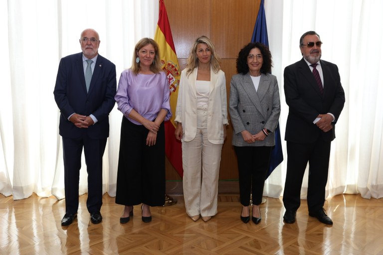 La ministra Díaz junto a los representantes de las entidades sociales 