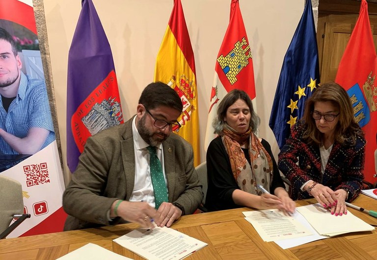 Momento de la firma del convenio en Ávila