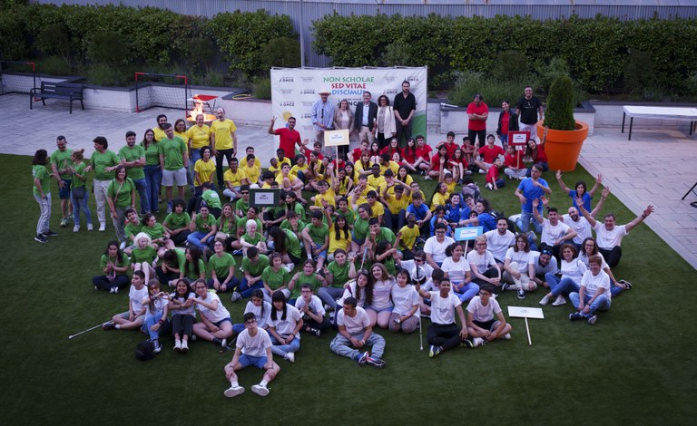 Foto de familia de los participantes y monitores y responsables de la ONCE en el patio del CRE de Madrid