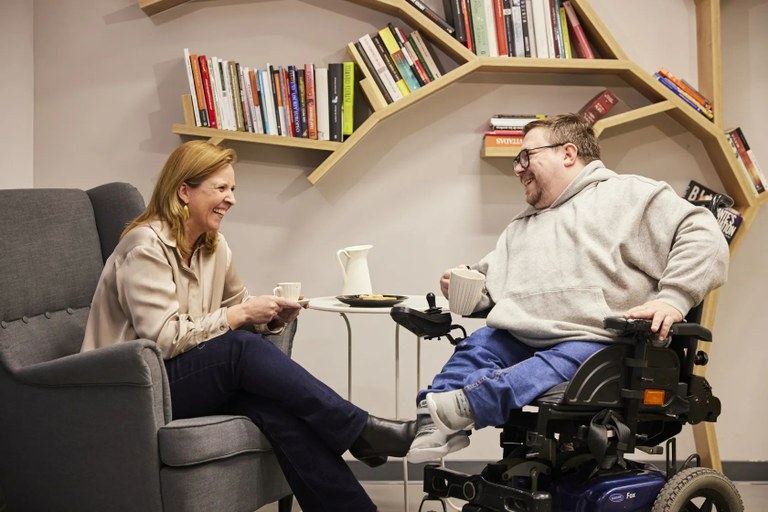 Dos personas tomando un café