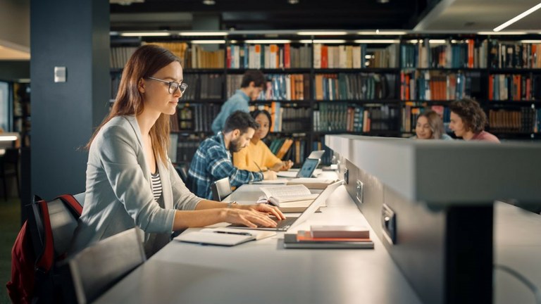 Joven en una biblioteca