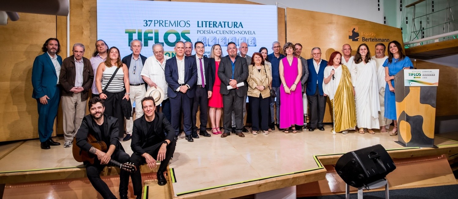 Foto de familia de los jurados y premiados en el acto de entrega